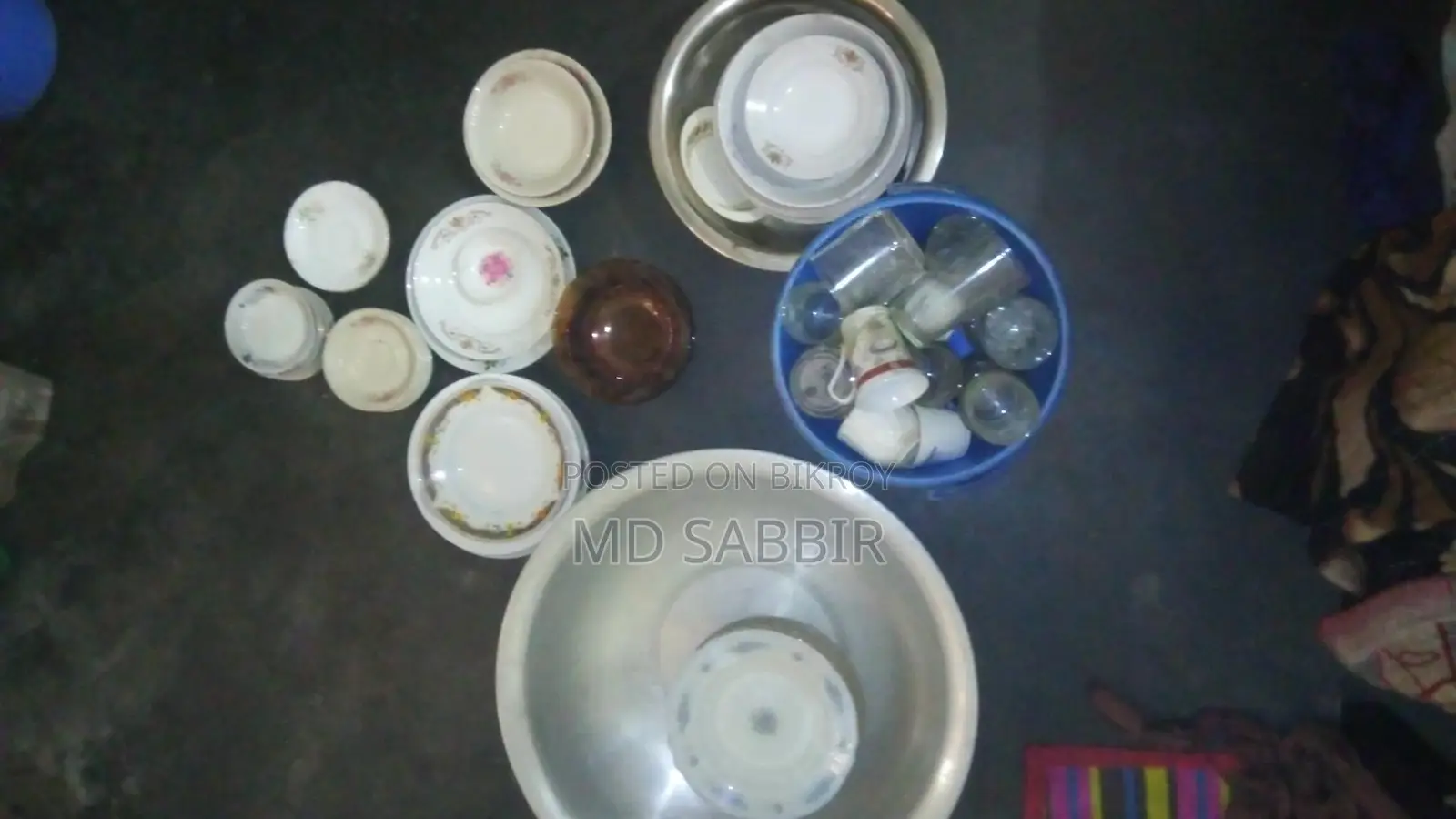 থালা বাসনের সেটগুলা বিক্রি করা হবে