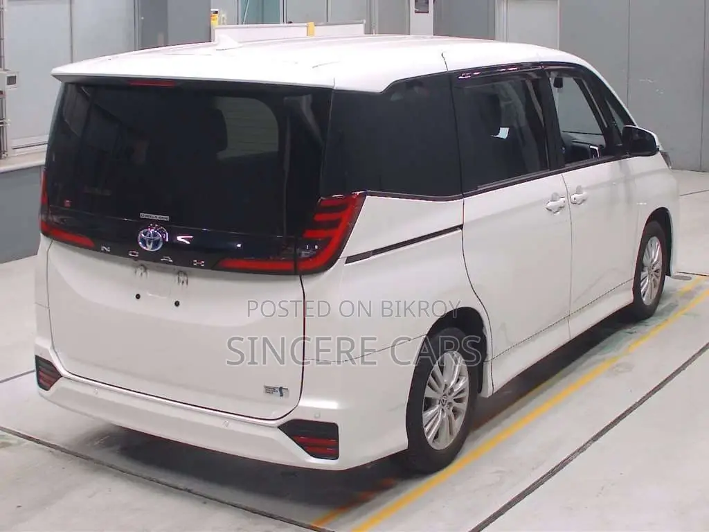 Toyota Noah Sg. 4.5 Grade 2022