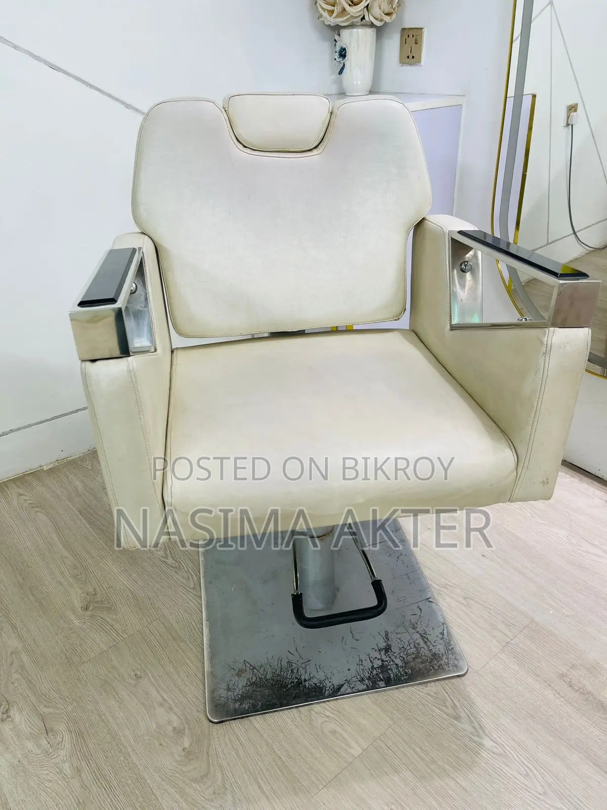 Parlor Makeup Chair