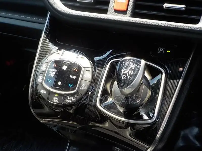 Toyota Esquire Hybrid Gi Premium 2019