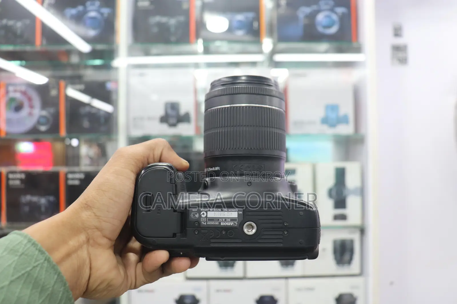 Canon 60D camera with 18-55mm kit lens (Display fully functional)