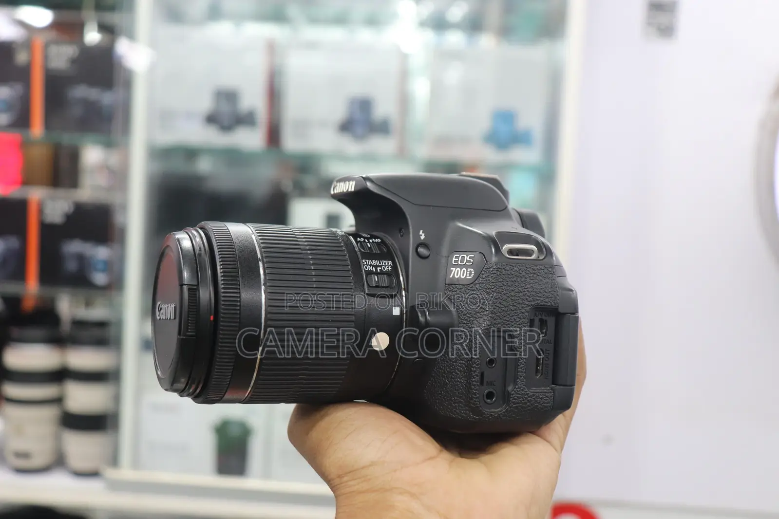 Canon 700D camera with 18-55mm kit lens (Display fully functional)