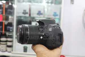 Canon 700D camera with 18-55mm kit lens (Display fully functional)