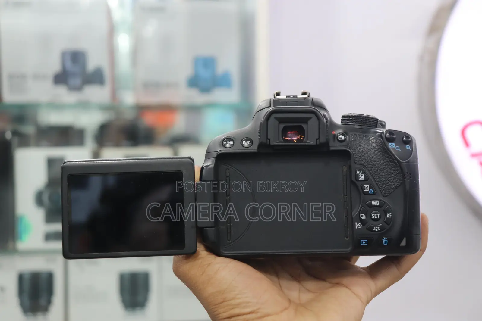Canon 700D camera with 18-55mm kit lens (Display fully functional)