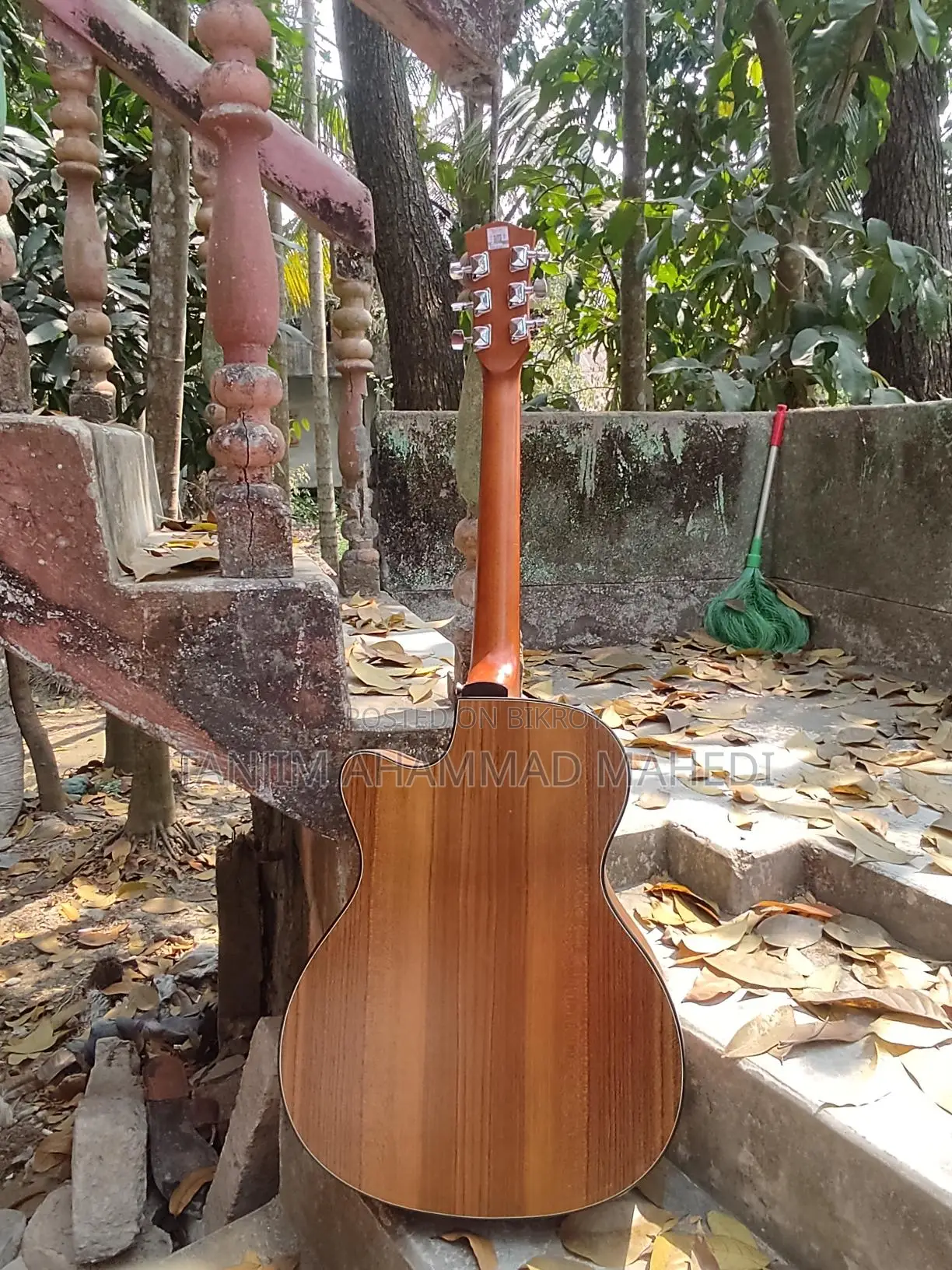 ডিভাইসর গিটার বিক্রির জন্য