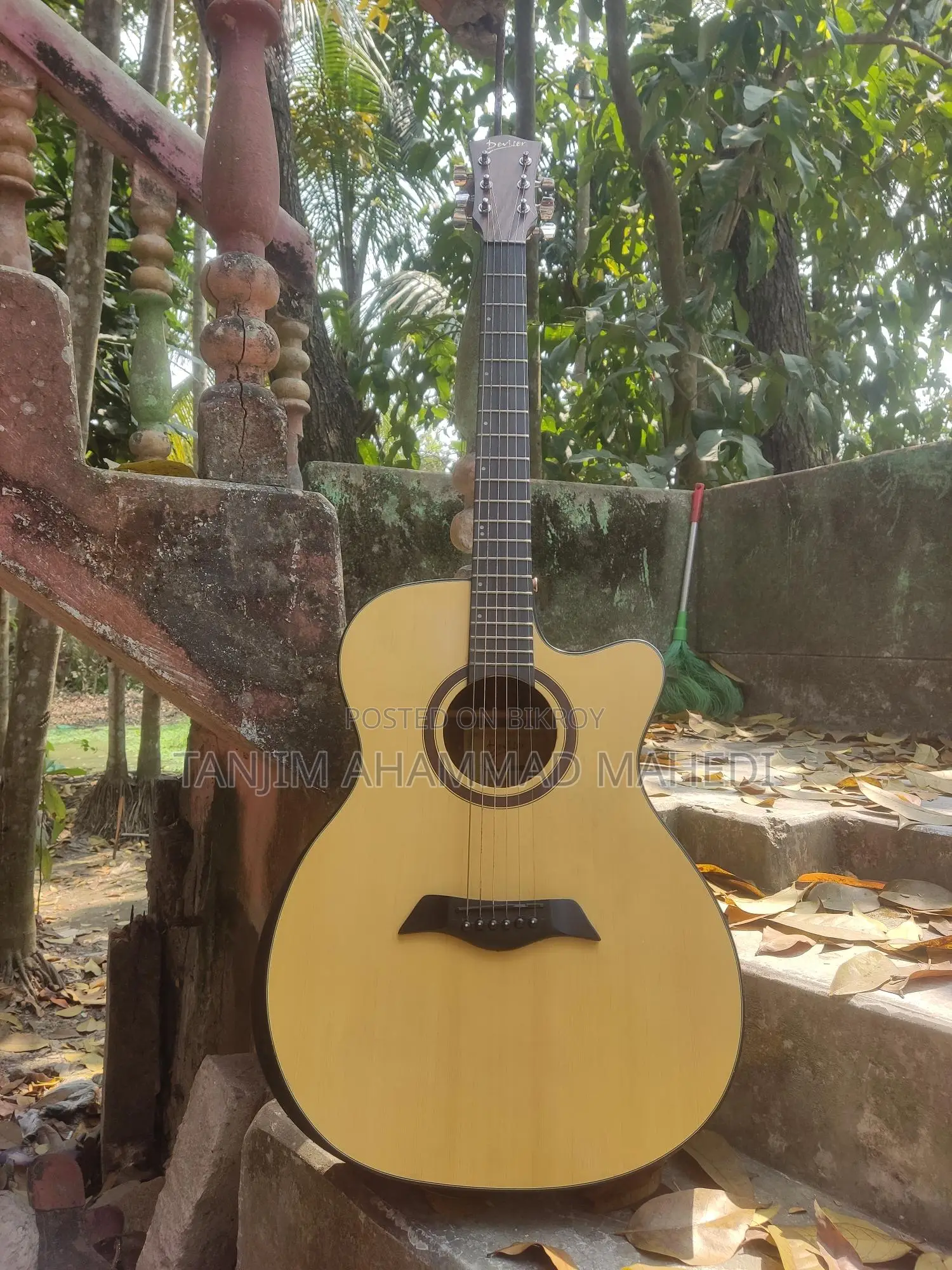 ডিভাইসর গিটার বিক্রির জন্য