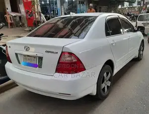 টয়োটা করোল্লা সেডান ২০০৪ সাদা
