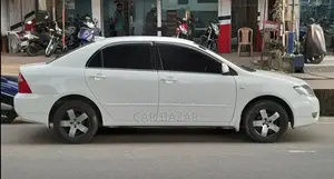 টয়োটা করোল্লা সেডান ২০০৪ সাদা