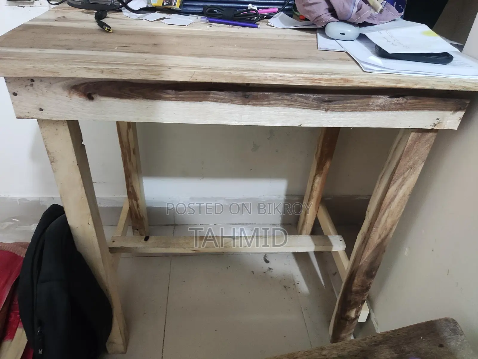 Wooden table and chairs like brand new