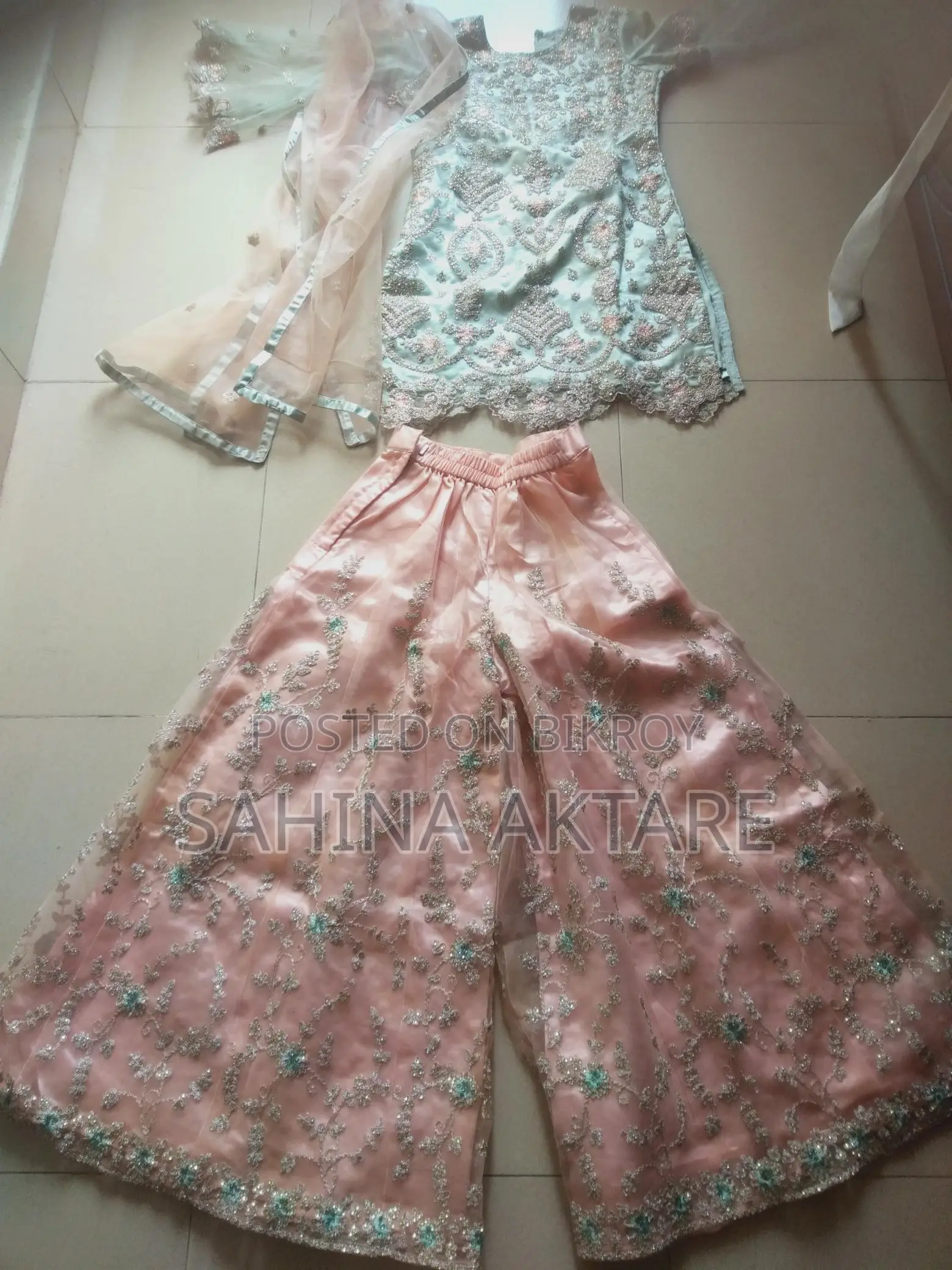 দুইটি লেহেঙ্গা আর দুটি ফ্রোক বিক্রি করা হবে