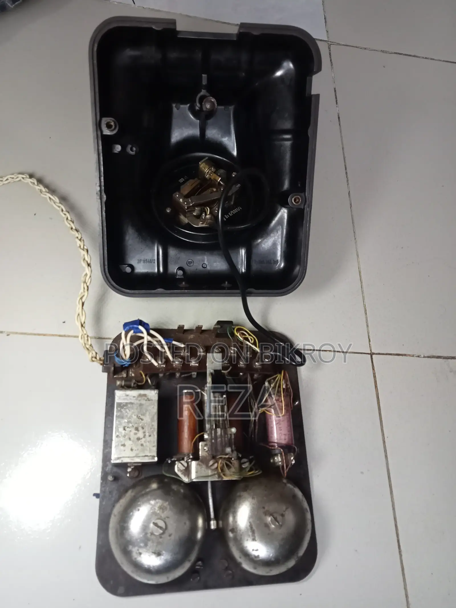 পুরনো দিনের টেলিফোন সেট।