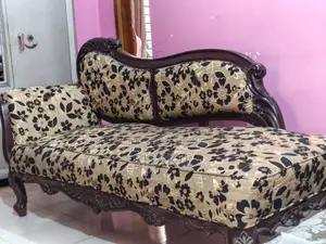 Divan in like-new condition