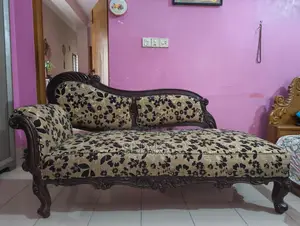 Divan in like-new condition
