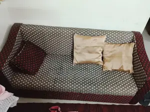 তিন সিটের সোফা