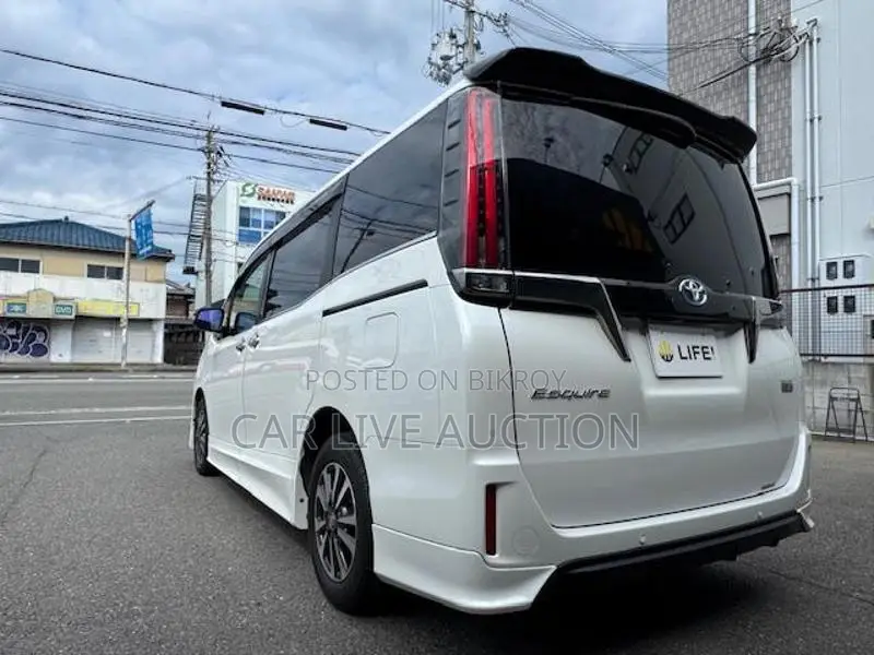 Toyota Esquire hybrid 2021