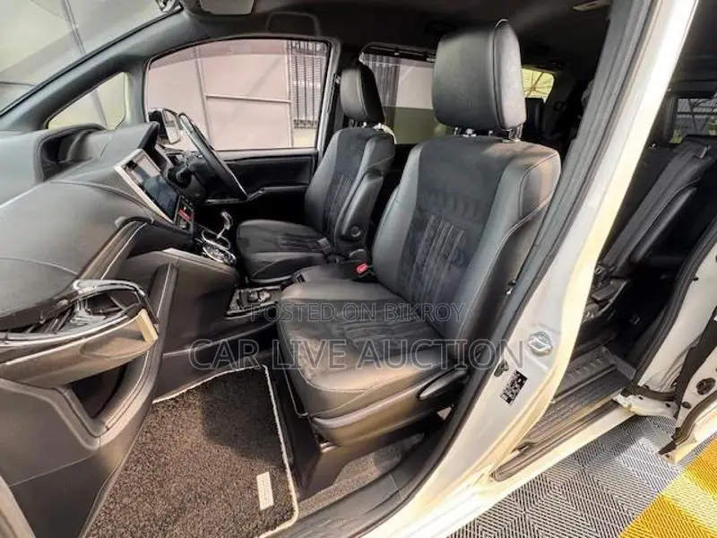 Toyota Esquire hybrid 2021