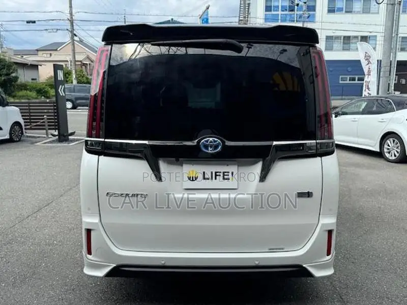 Toyota Esquire hybrid 2021