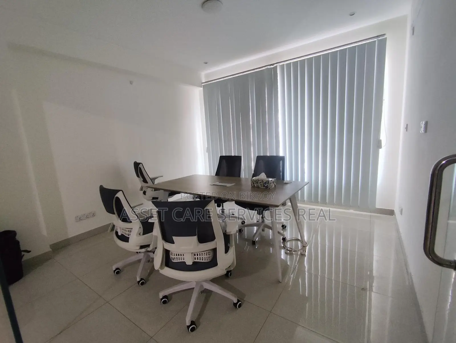 2100-Sqft Lake View Office Space Rent In Gulshan-1