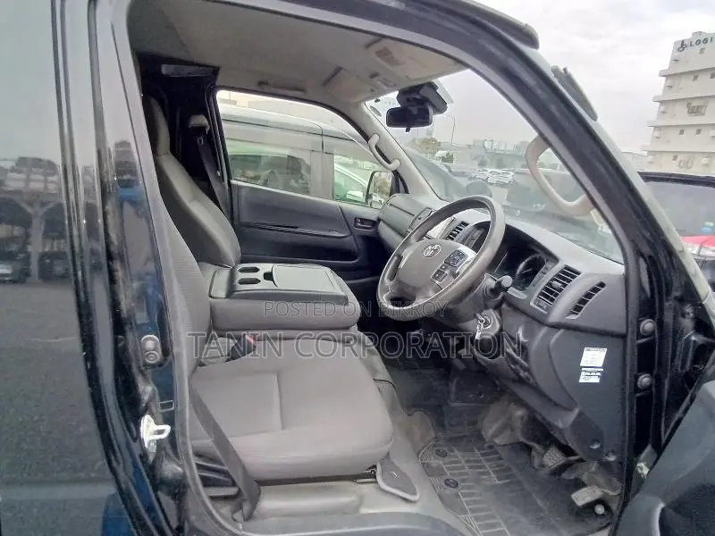 Toyota Hiace GL DUAL AC TRH 2020