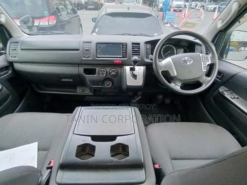 Toyota Hiace GL DUAL AC TRH 2020