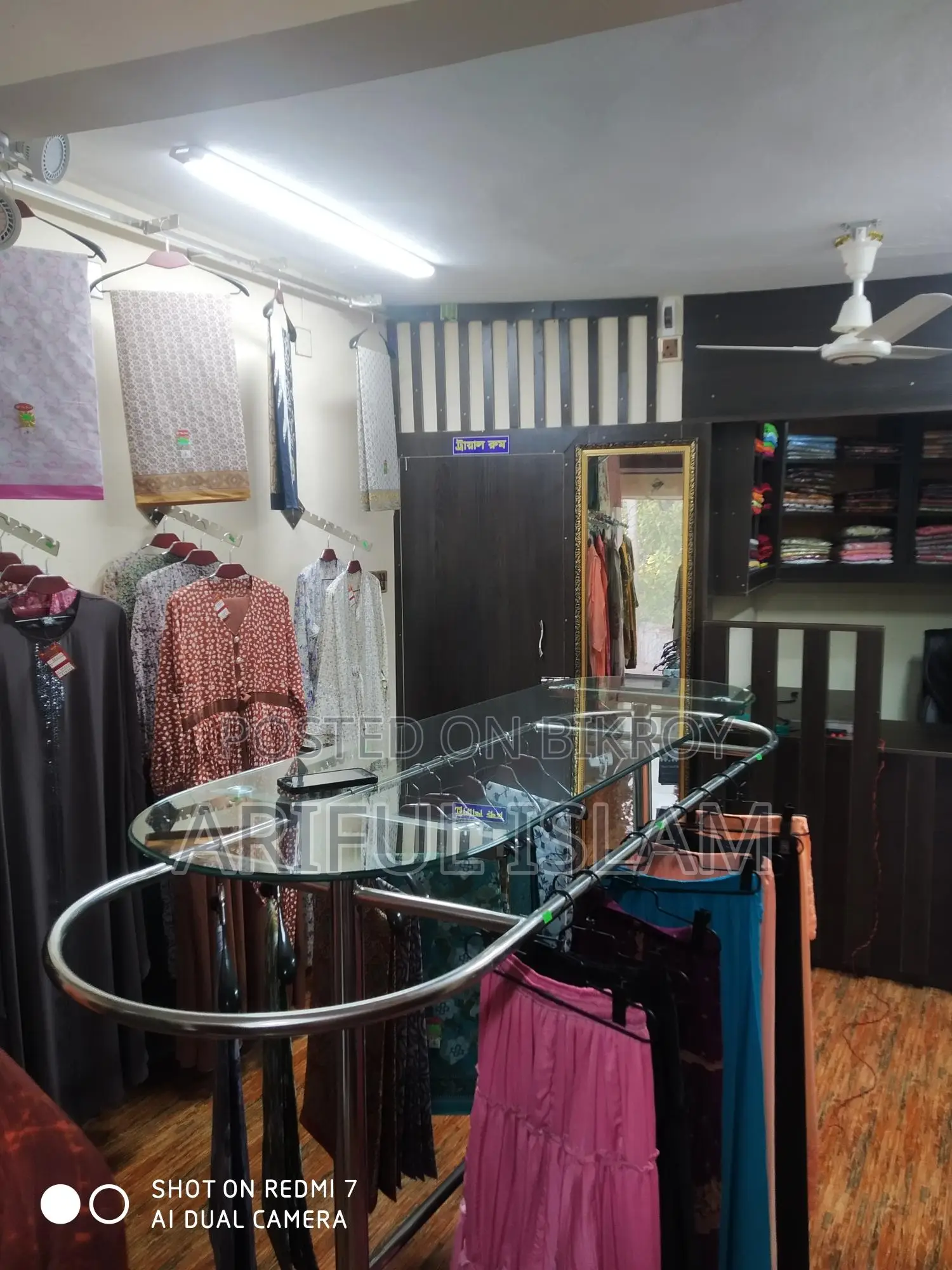 কাপড় রাখার জন্য এসএস এবং গ্লাসের তৈরি হ্যাঙ্গার স্ট্যান্ড