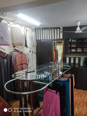 কাপড় রাখার জন্য এসএস এবং গ্লাসের তৈরি হ্যাঙ্গার স্ট্যান্ড