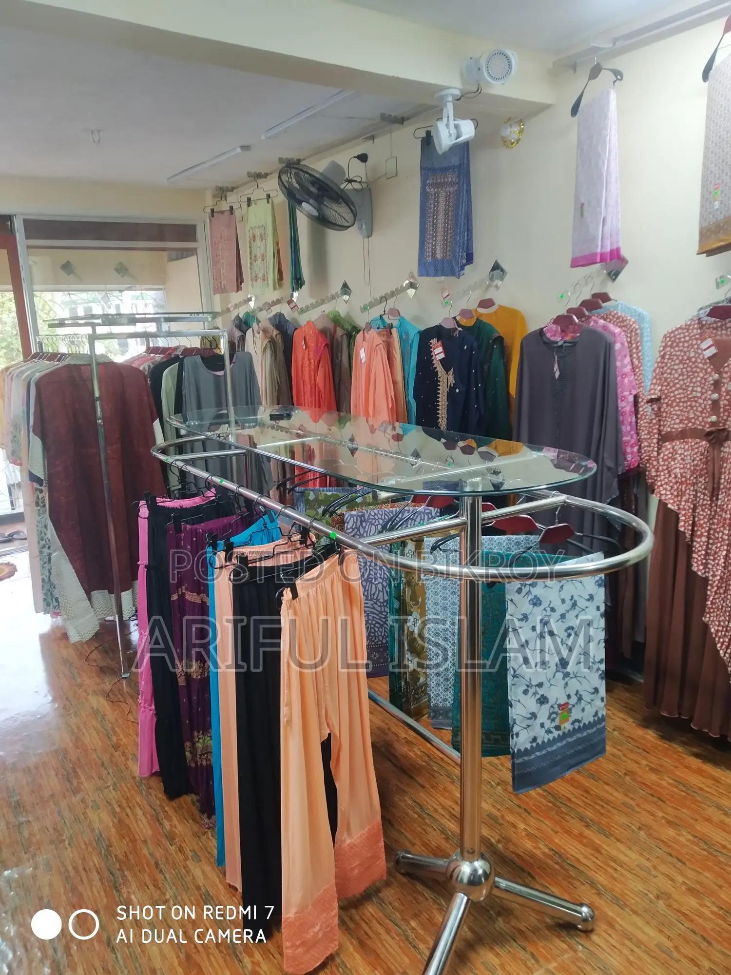 কাপড় রাখার জন্য এসএস এবং গ্লাসের তৈরি হ্যাঙ্গার স্ট্যান্ড