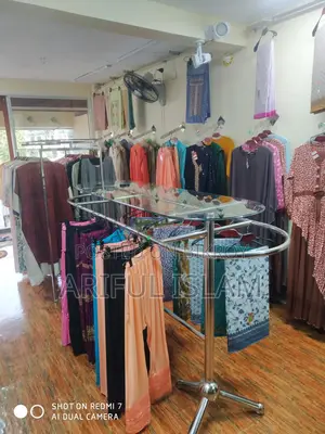 কাপড় রাখার জন্য এসএস এবং গ্লাসের তৈরি হ্যাঙ্গার স্ট্যান্ড