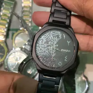 এরাবিক ডায়ালের ক্যালিগ্রাফি ঘড়ি।