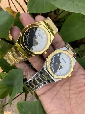 এরাবিক ডায়ালের ক্যালিগ্রাফি ঘড়ি।