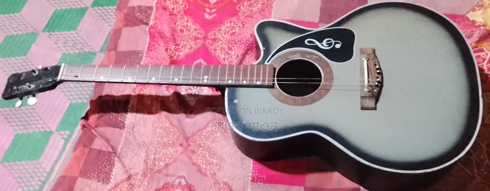 Guitar in good condition, minor issues