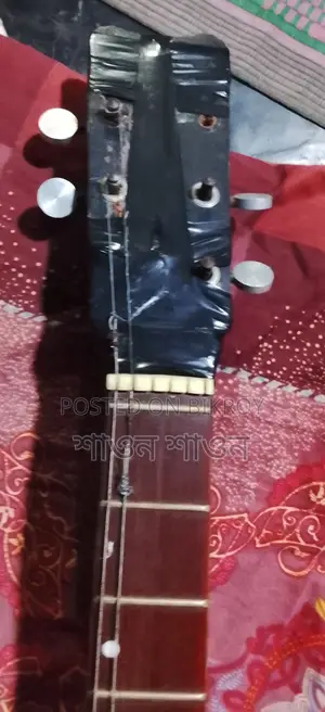 Guitar in good condition, minor issues