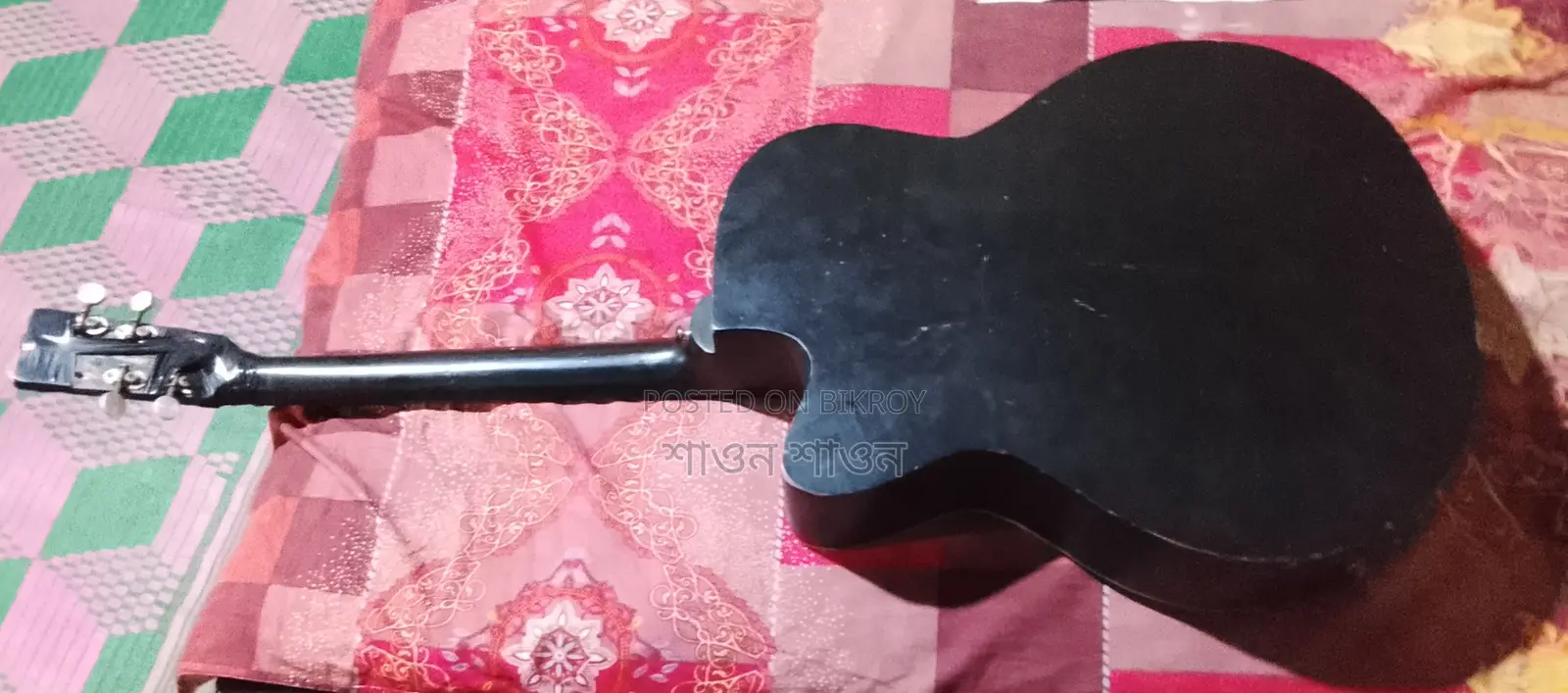 Guitar in good condition, minor issues