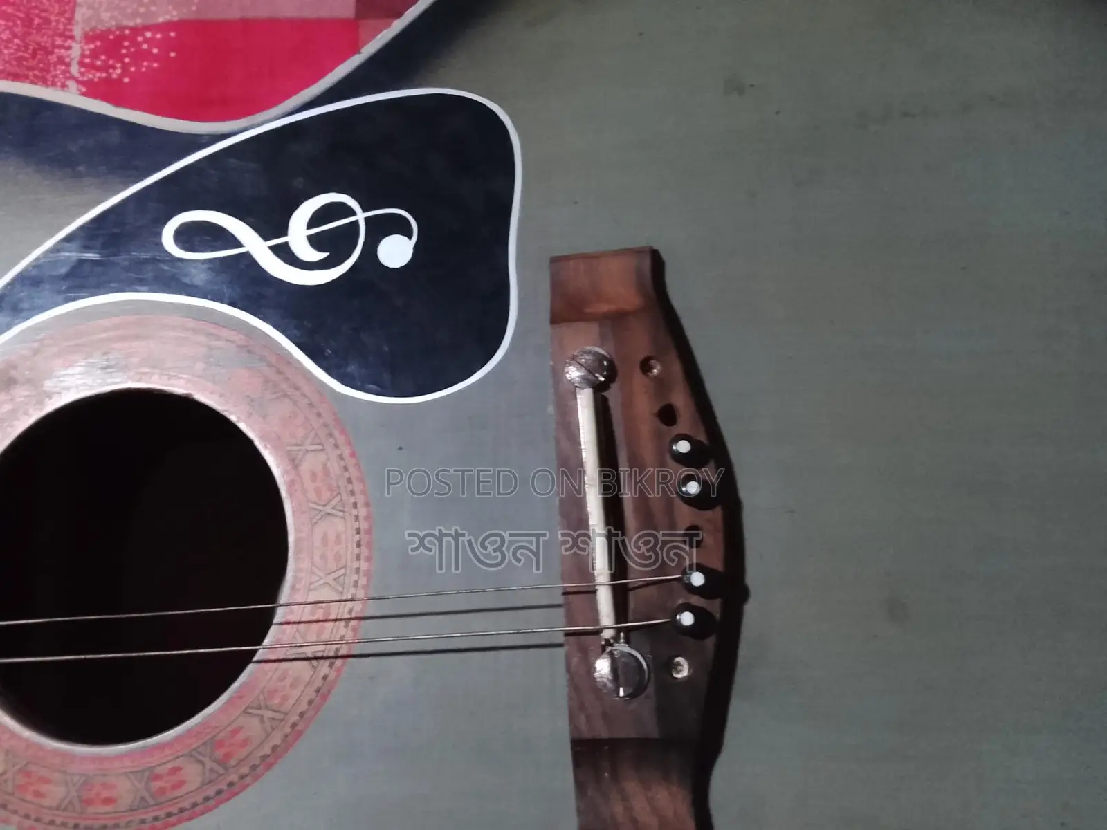 Guitar in good condition, minor issues