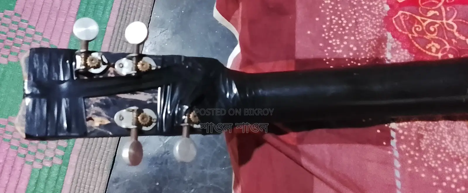 Guitar in good condition, minor issues