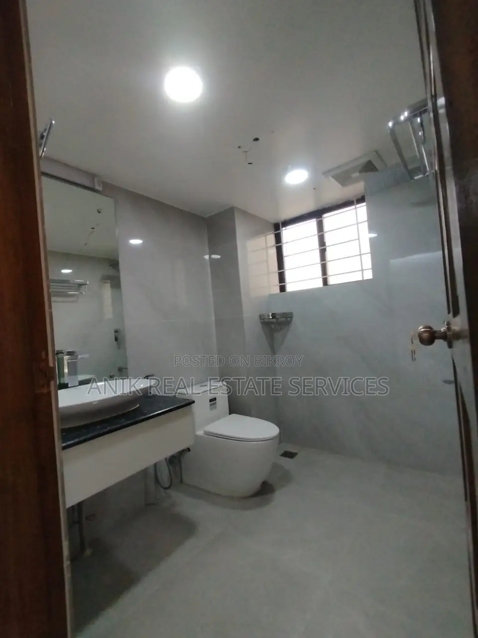 বারিধারায় ৩২০০ বর্গফুটের ভালো মানের আনফার্নিশড ফ্ল্যাট ভাড়া