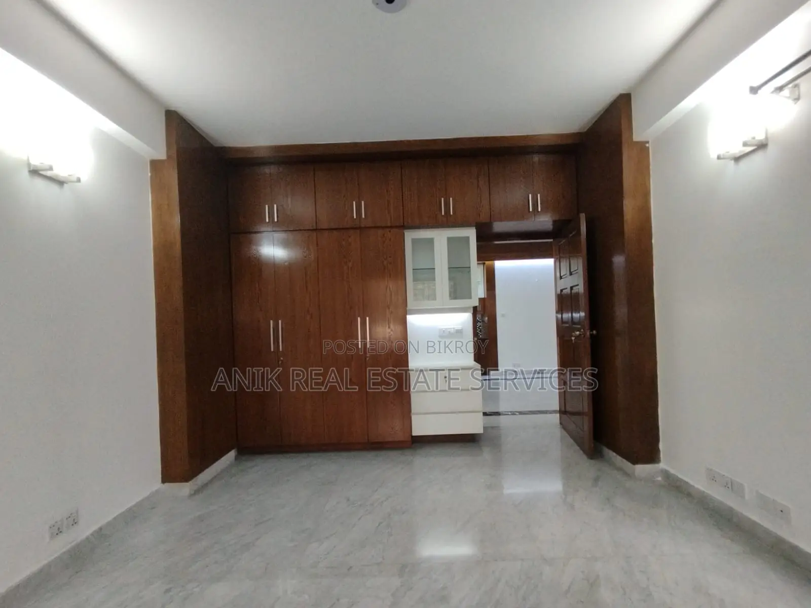 বারিধারায় ৩২০০ বর্গফুটের ভালো মানের আনফার্নিশড ফ্ল্যাট ভাড়া