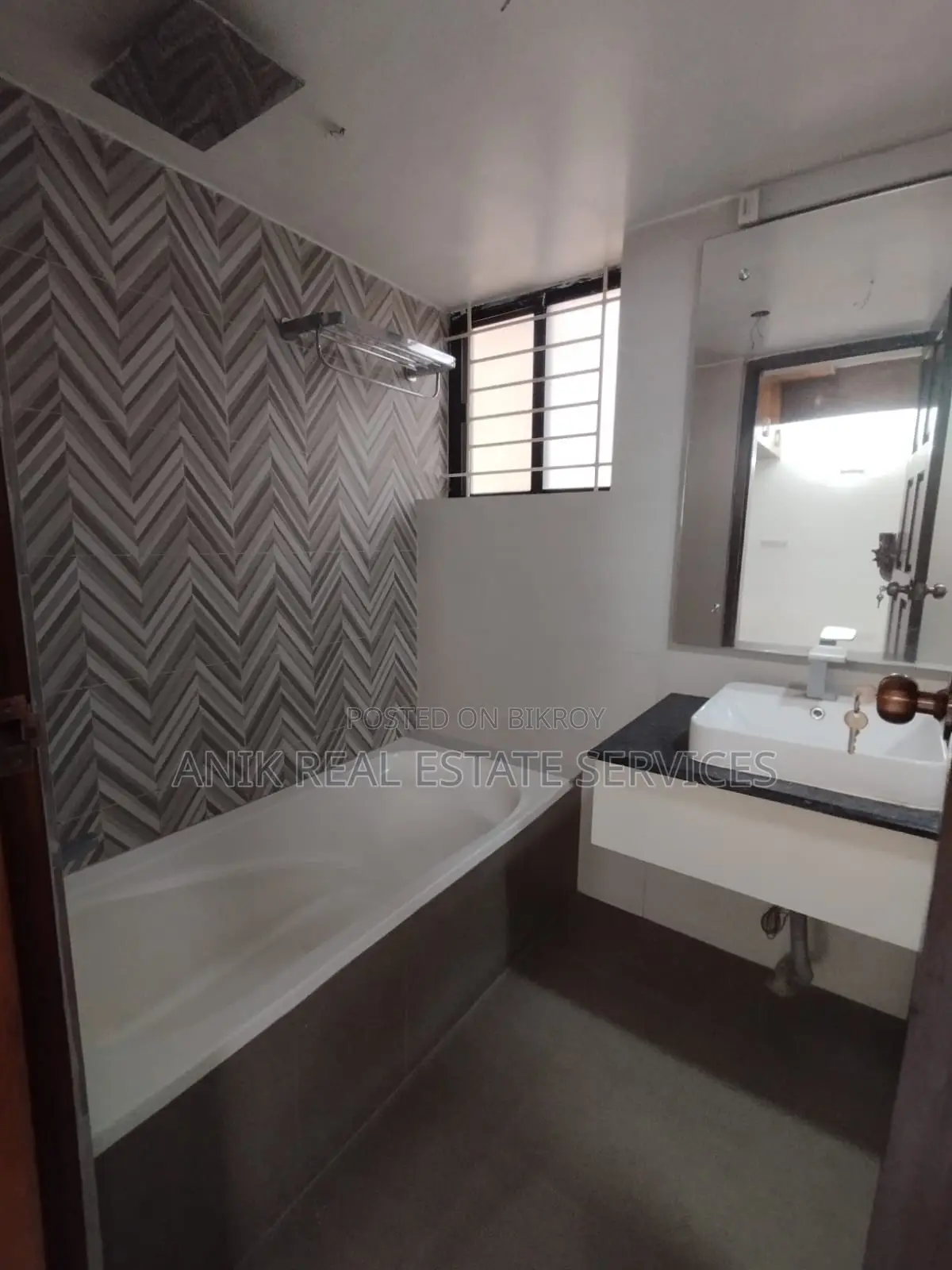 বারিধারায় ৩২০০ বর্গফুটের ভালো মানের আনফার্নিশড ফ্ল্যাট ভাড়া