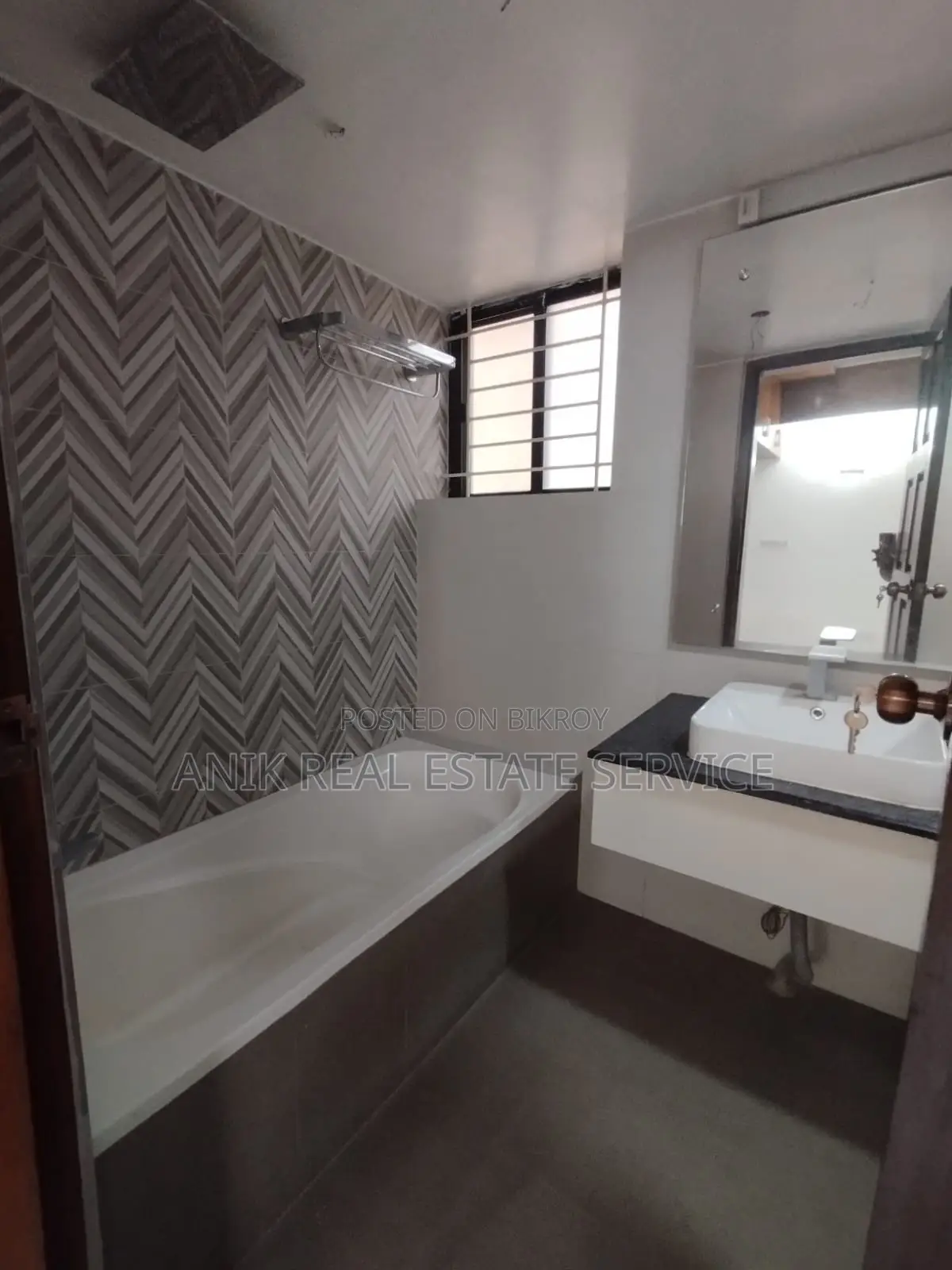 বারিধারায় ৩২০০ বর্গফুটের ভালো মানের আনফার্নিশড ফ্ল্যাট ভাড়া