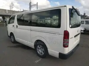টয়োটা হাইএস ২০২১ সাদা