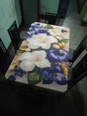 ডাইনিং টেবিল ৬ চেয়ারসহ বিক্রি হবে একদম নতুন।