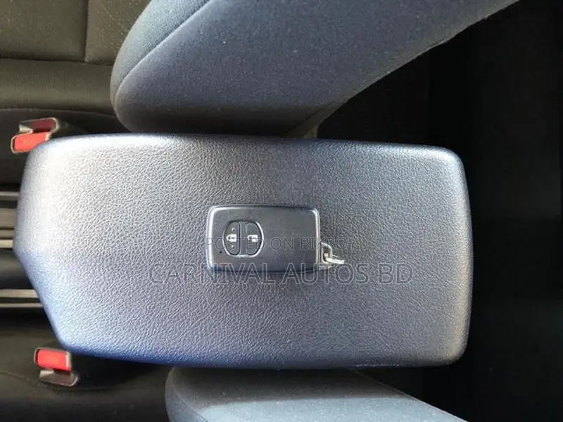 Toyota Axio EX SILVER HYBRID 2021