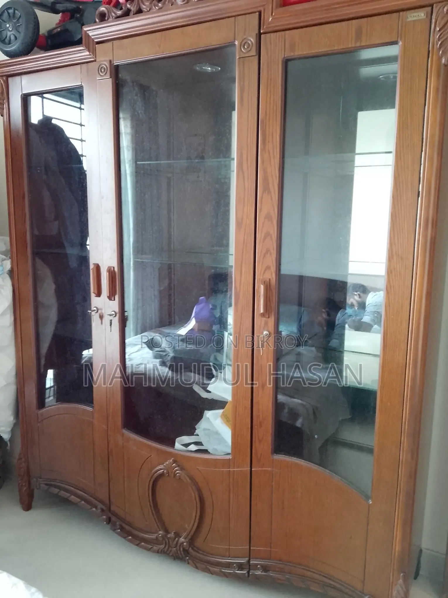 একটা শোকেস বিক্রি করা হবে।