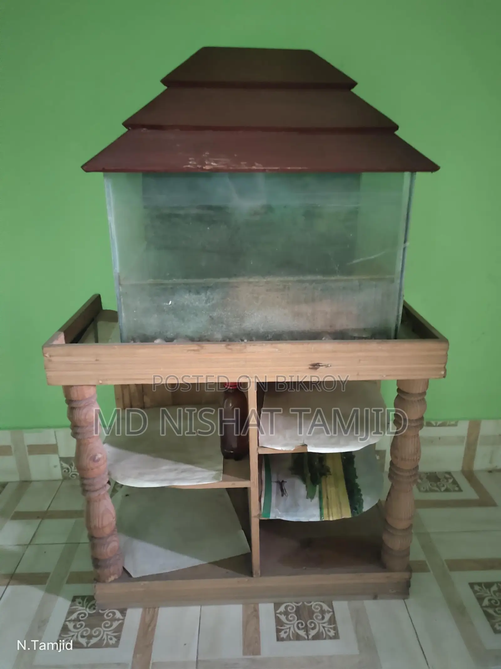 টেবিল সহ একুরিয়াম