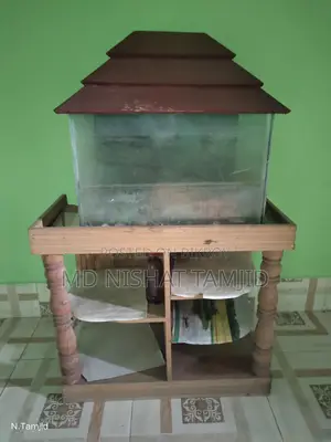 টেবিল সহ একুরিয়াম
