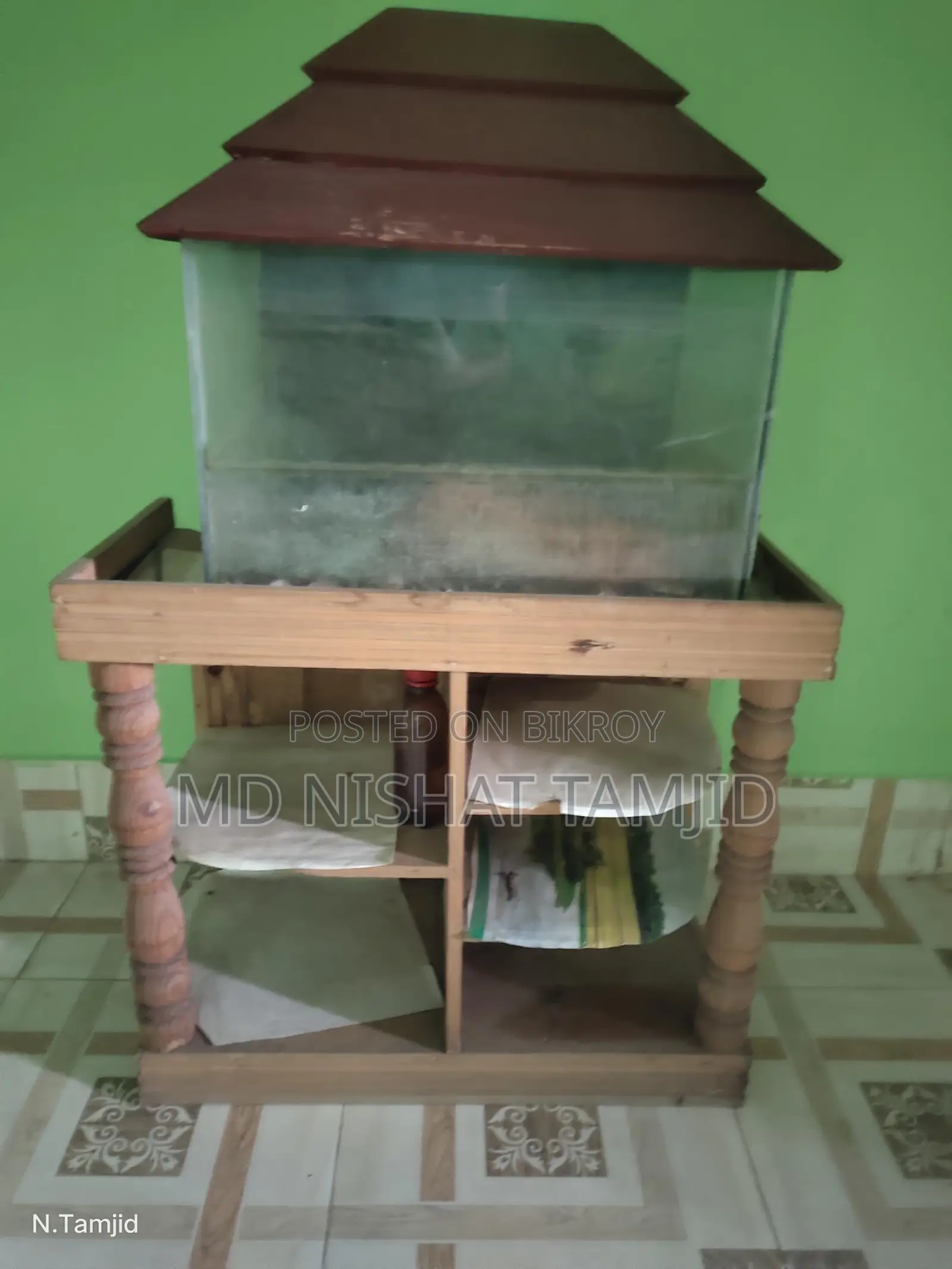 টেবিল সহ একুরিয়াম
