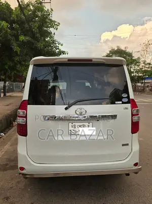 টয়োটা নোয়া ২.০ ১৪৩ হর্সপাওয়ার ফ্রন্ট হুইল ড্রাইভ (৮ সিটার) ২০১০ সাদা