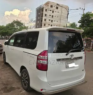 Toyota Noah 2.0 143hp Front Wheel Drive (8 Seater) 2010 White