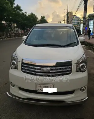 Toyota Noah 2.0 143hp Front Wheel Drive (8 Seater) 2010 White