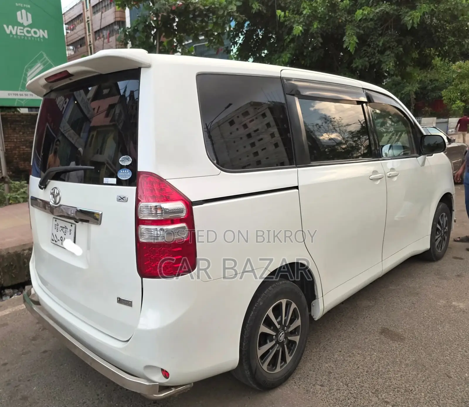 Toyota Noah 2.0 143hp Front Wheel Drive (8 Seater) 2010 White